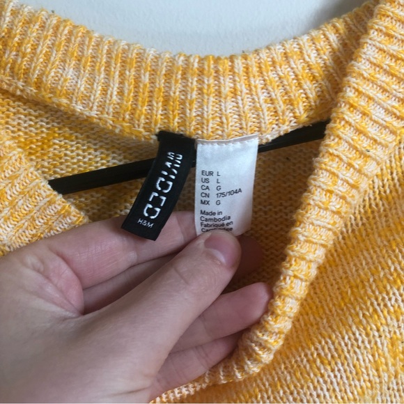 H&M Divided Cropped Sweater - Picture 3 of 3